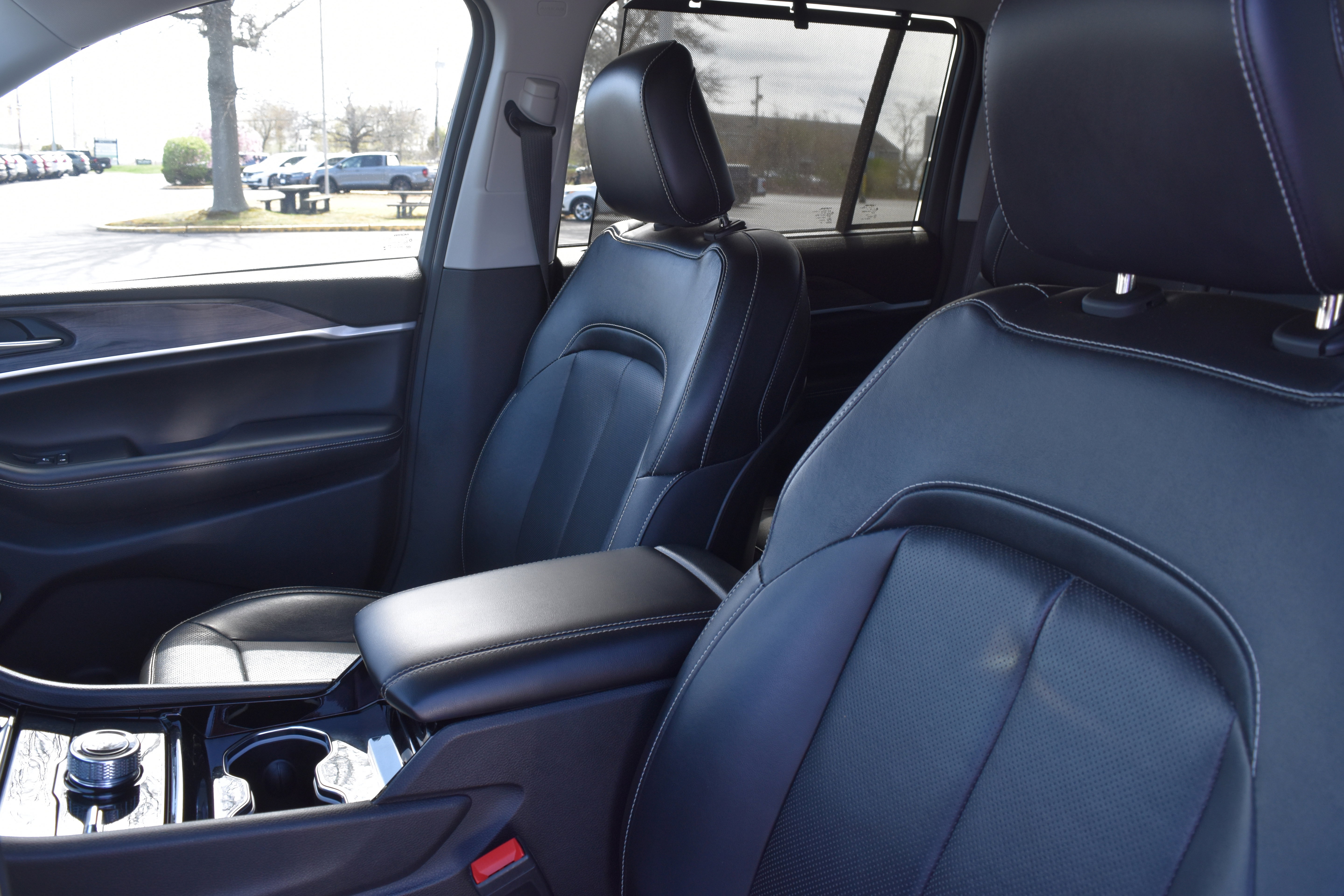 Used 2023 Jeep Grand Cherokee Limited w/ Luxury Tech Group II AWD/4WD image 13