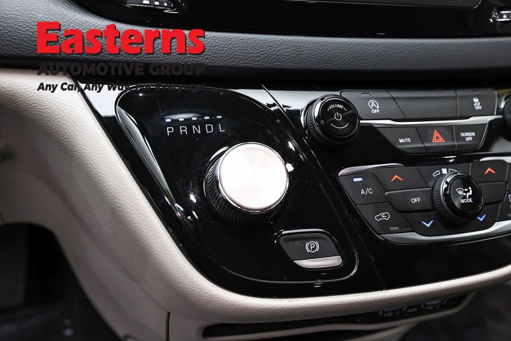 Used 2022 Chrysler Voyager LX FWD image 13