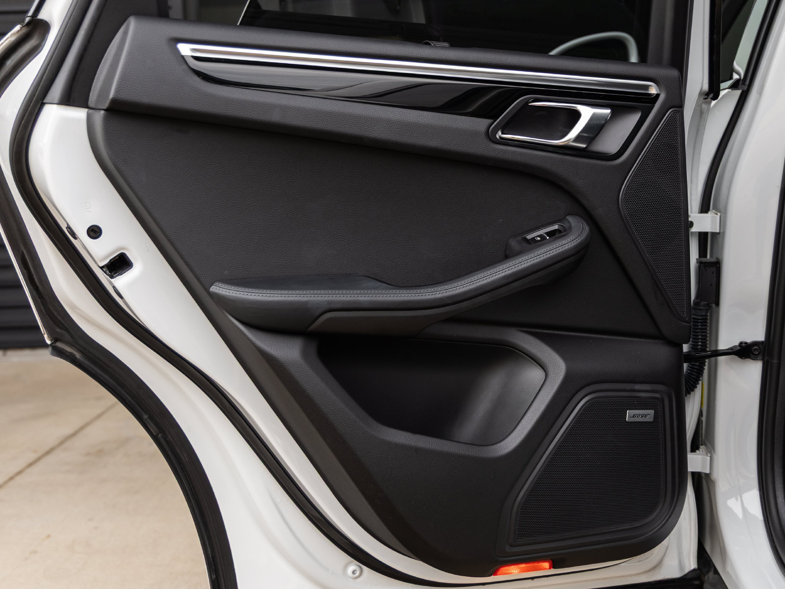 Certified 2022 Porsche Macan S AWD/4WD image 29
