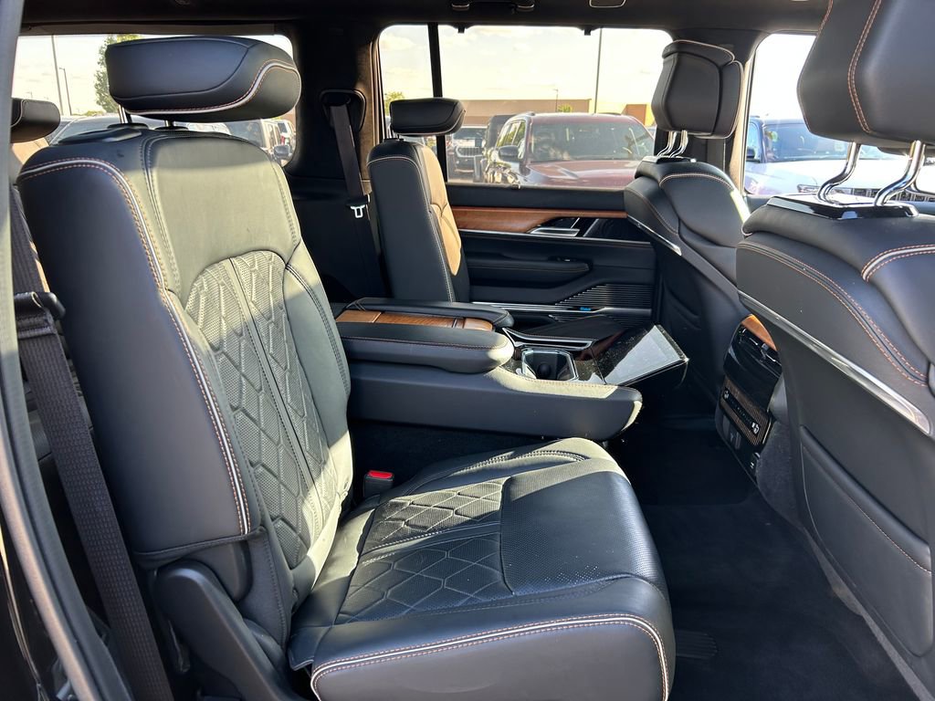 Used 2023 Jeep Grand Wagoneer Series III AWD/4WD image 28