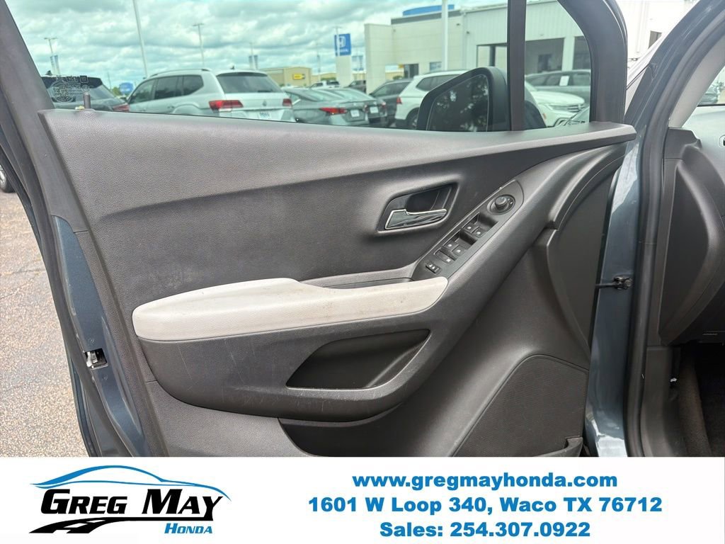 Used 2021 Chevrolet Trax LT w/ Premium Seat Package FWD image 9