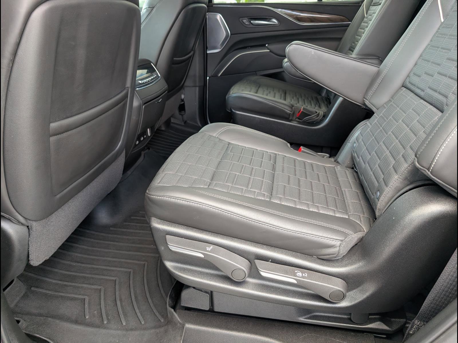 Used 2024 Cadillac Escalade Sport Platinum w/ LPO, ONYX Package AWD/4WD image 12