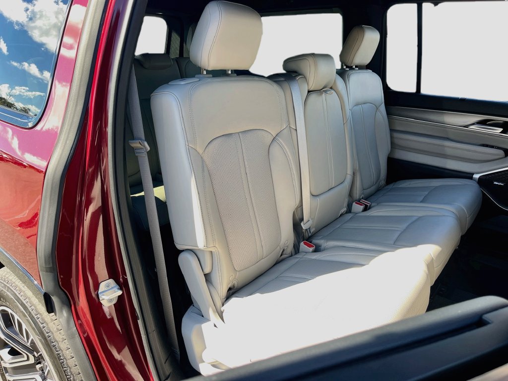Used 2025 Jeep Wagoneer Series II w/ Convenience Group I AWD/4WD image 29
