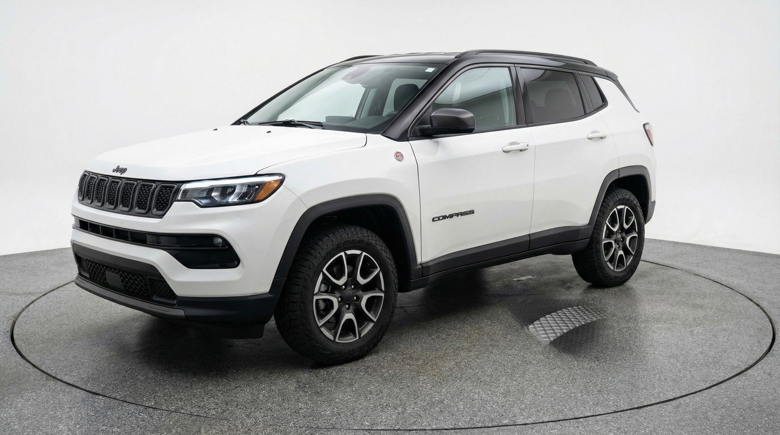 Used 2025 Jeep Compass Trailhawk AWD/4WD image 3