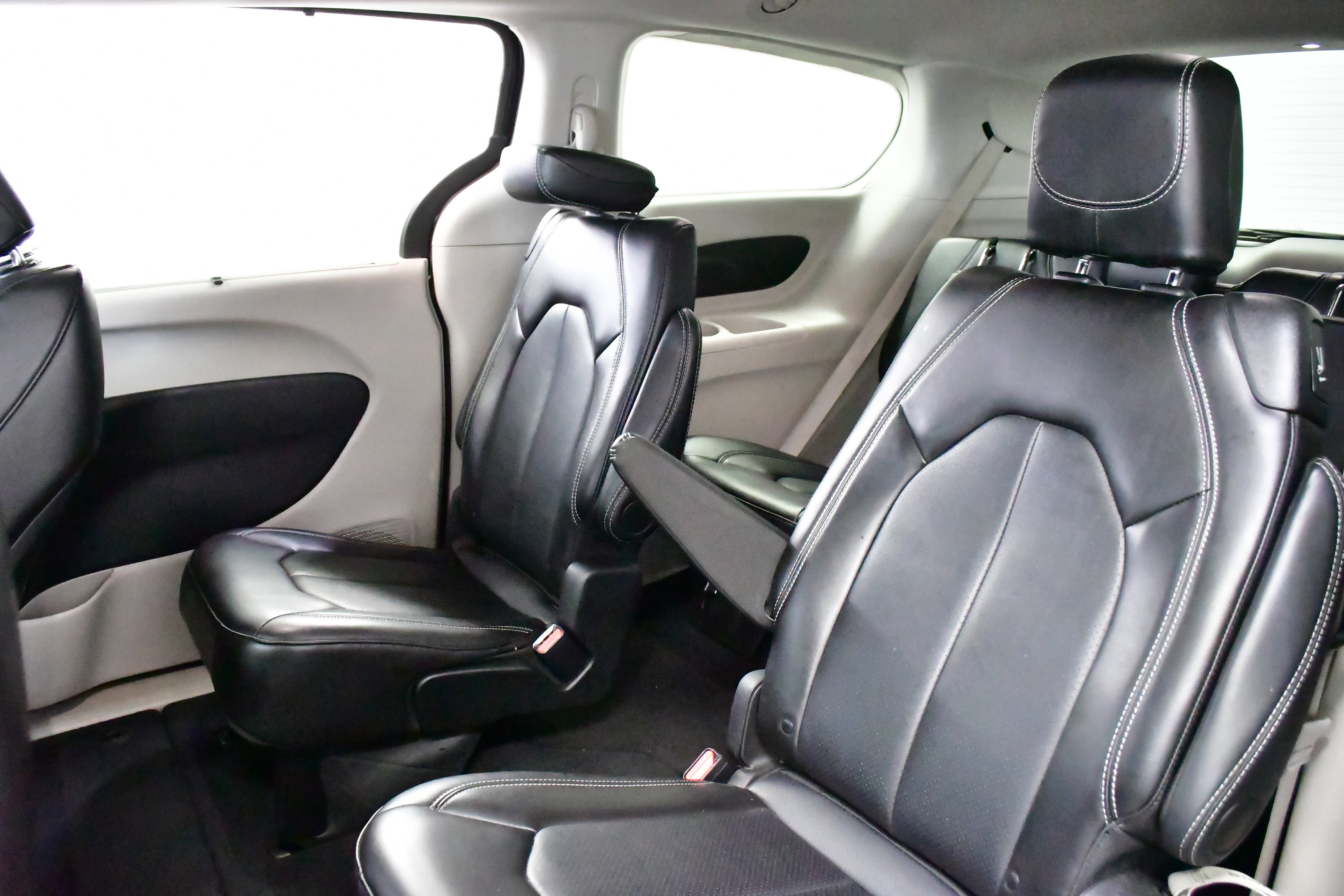 Used 2024 Chrysler Pacifica Touring-L image 19