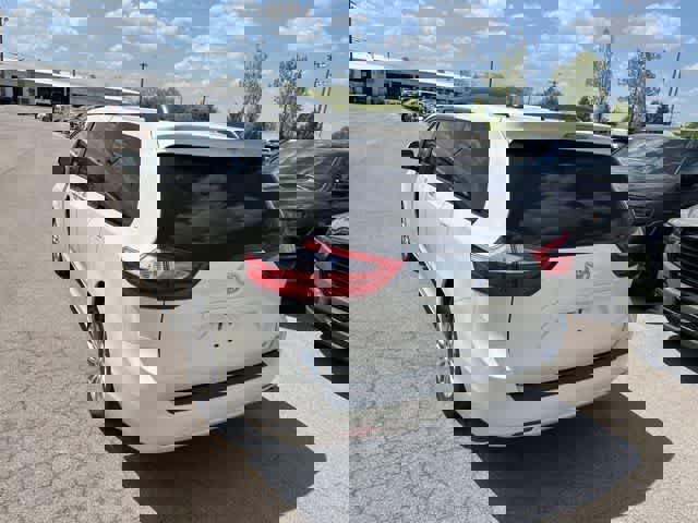 Used 2017 Toyota Sienna XLE FWD image 14