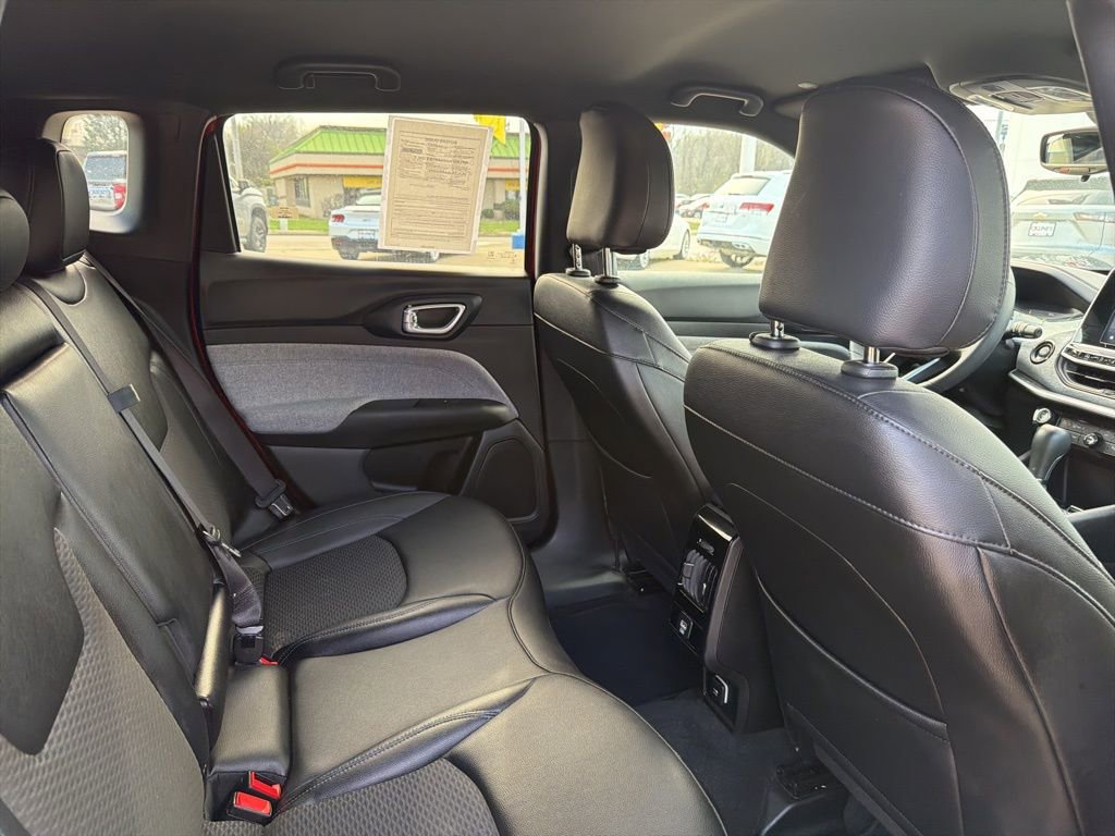 Used 2025 Jeep Compass Latitude image 14