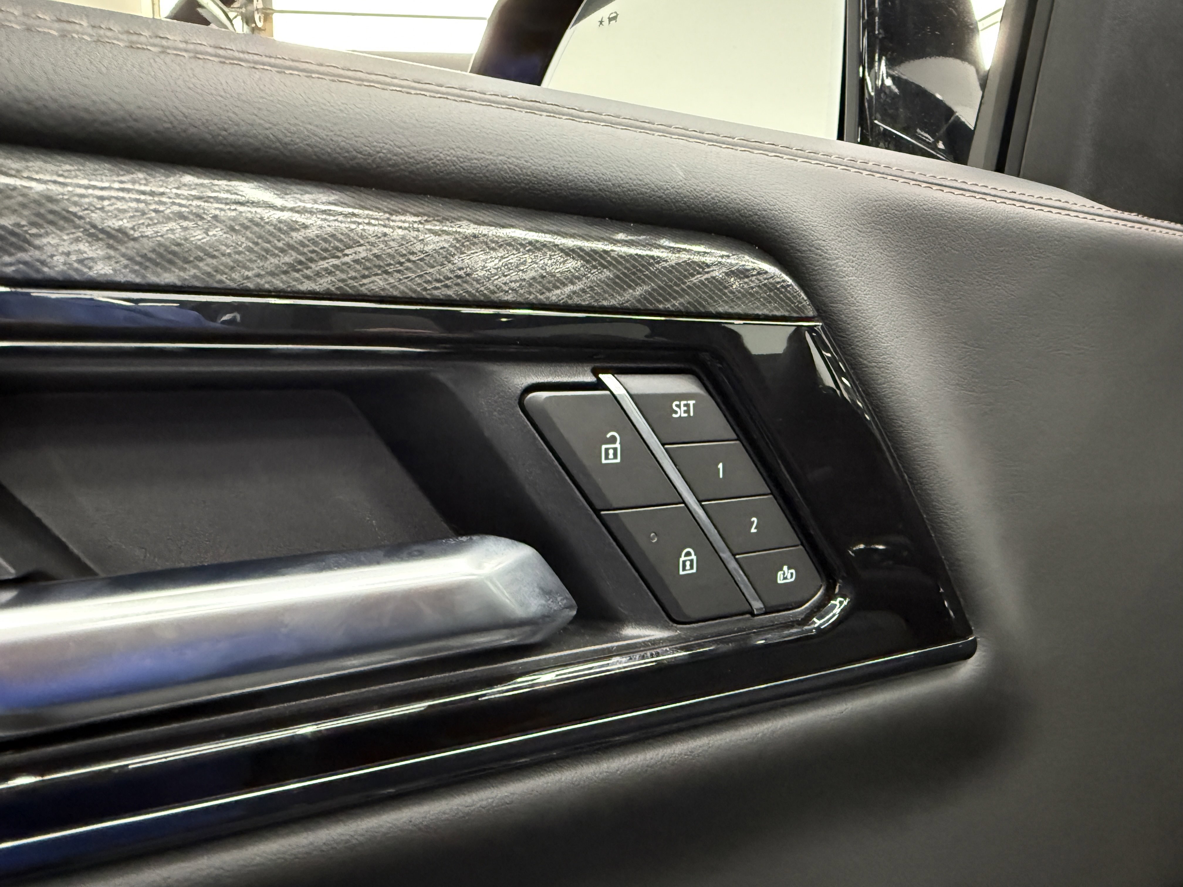 Used 2025 GMC Yukon XL AT4 image 11