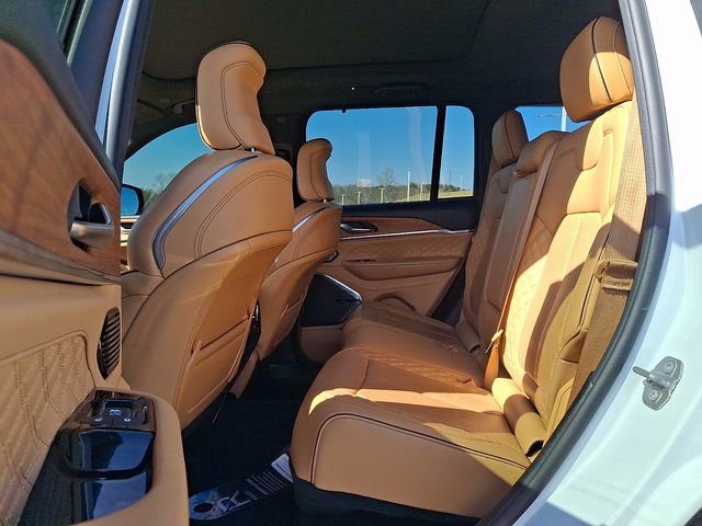 Used 2022 Jeep Grand Cherokee Summit AWD/4WD image 10