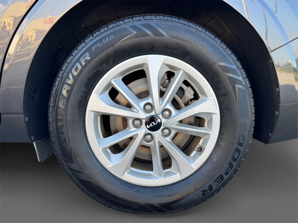 Used 2022 Kia Carnival LX image 11