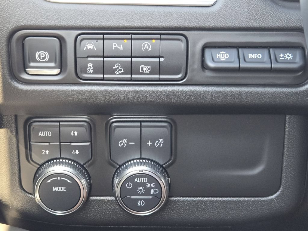 Used 2024 GMC Yukon AT4 w/ Technology Package AWD/4WD image 23