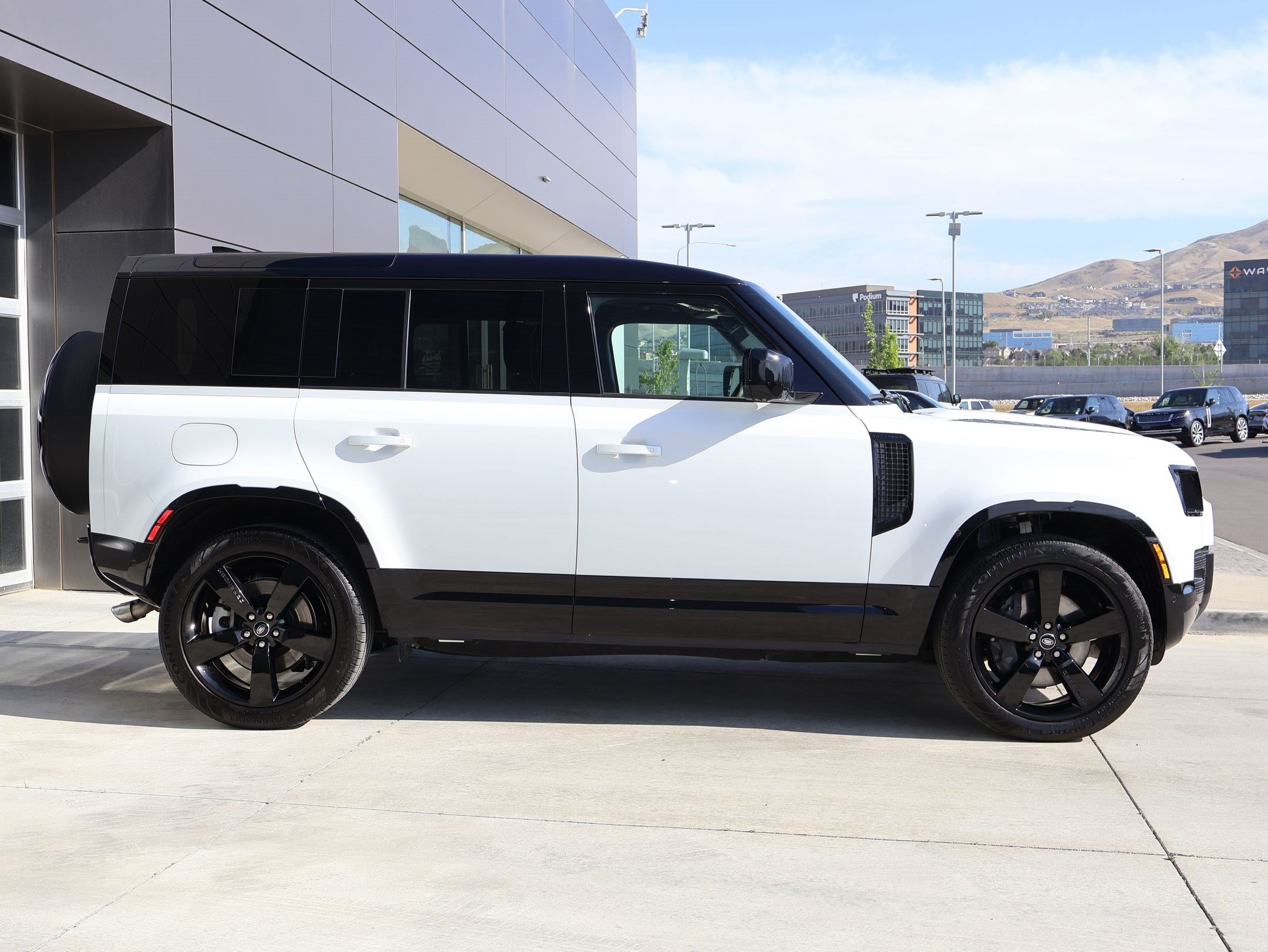 Certified 2025 Land Rover Defender 110 X-Dynamic SE AWD/4WD image 5