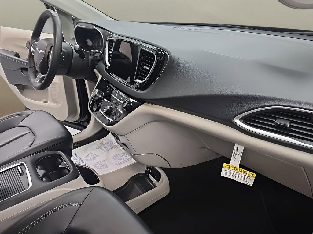 Used 2024 Chrysler Pacifica Touring-L image 19