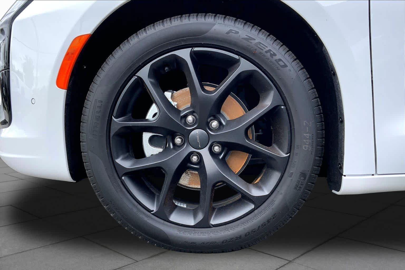 New 2027 Chrysler Pacifica Limited FWD image 8