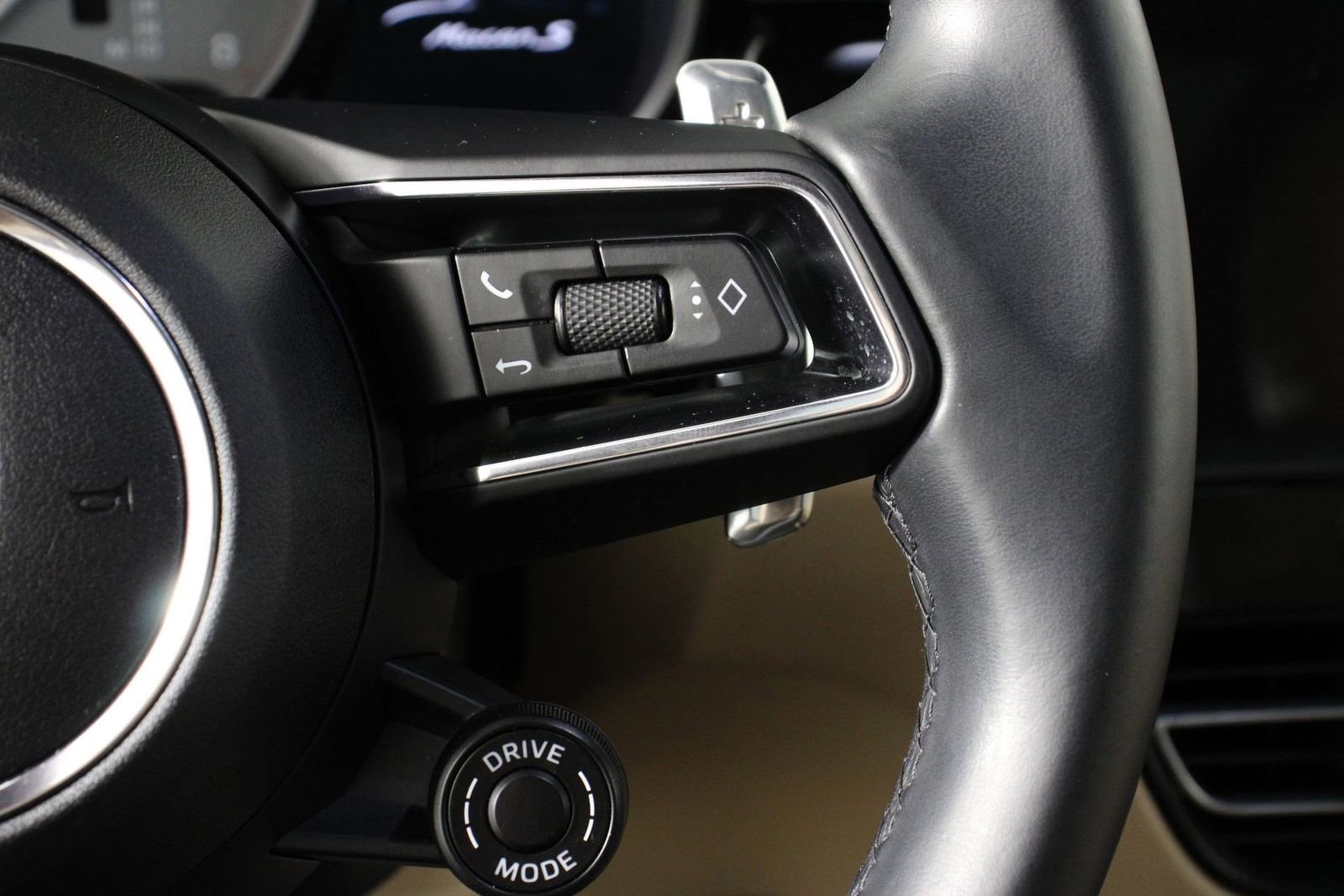 Certified 2023 Porsche Macan S image 15