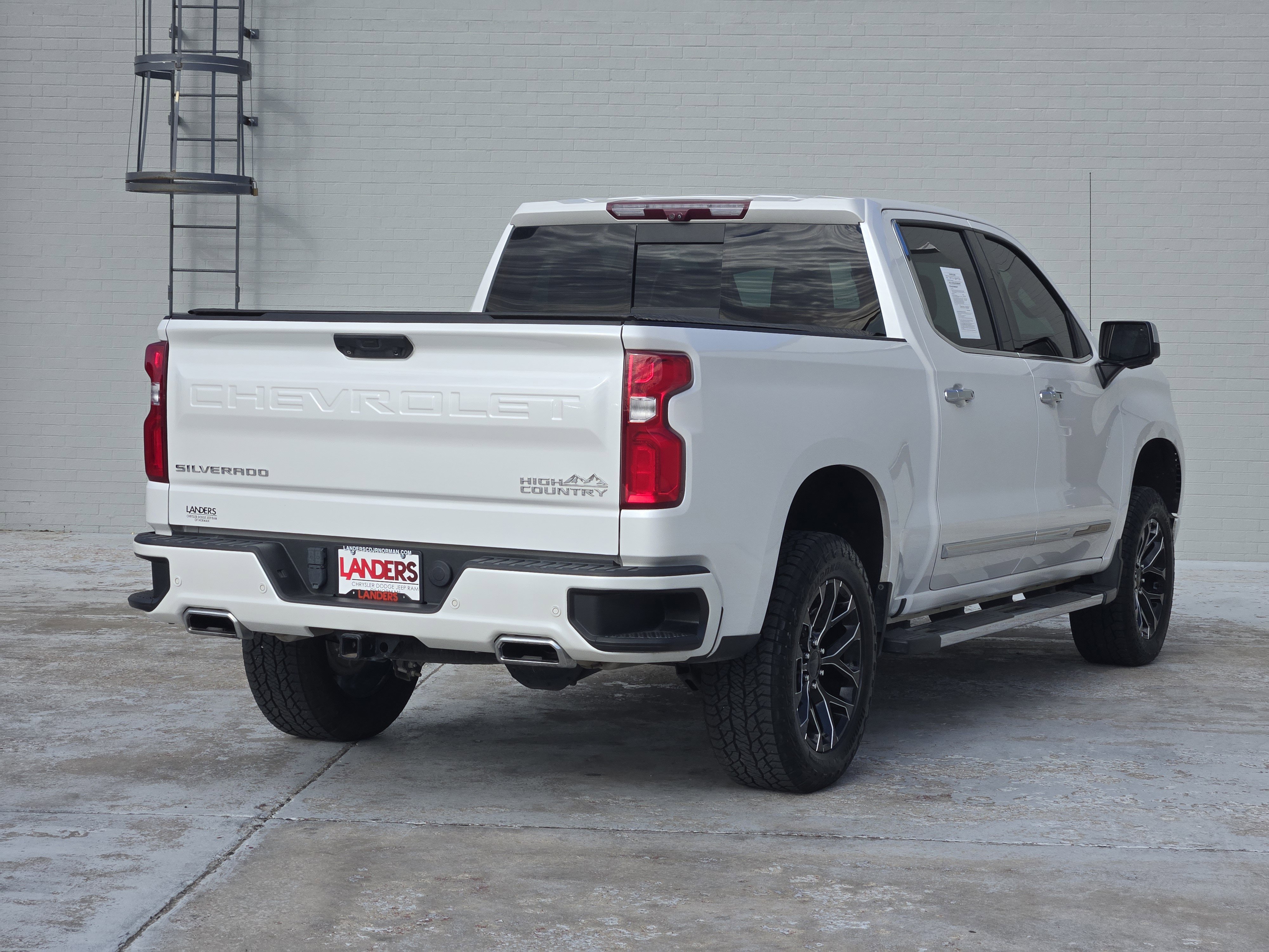 Used 2022 Chevrolet Silverado 1500 High Country w/ Technology Package image 8