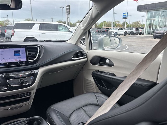 Used 2021 Chrysler Pacifica Touring-L AWD/4WD image 21