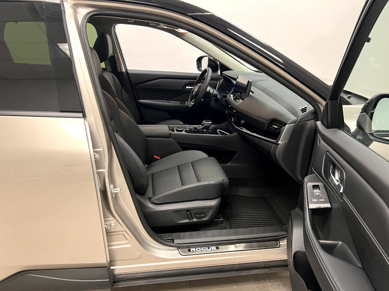 Used 2024 Nissan Rogue SL w/ SL Premium Package image 21