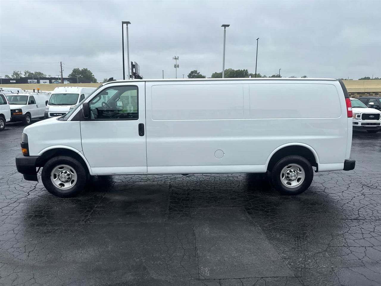Used 2020 Chevrolet Express 3500 Extended w/ Driver Convenience Package RWD image 5