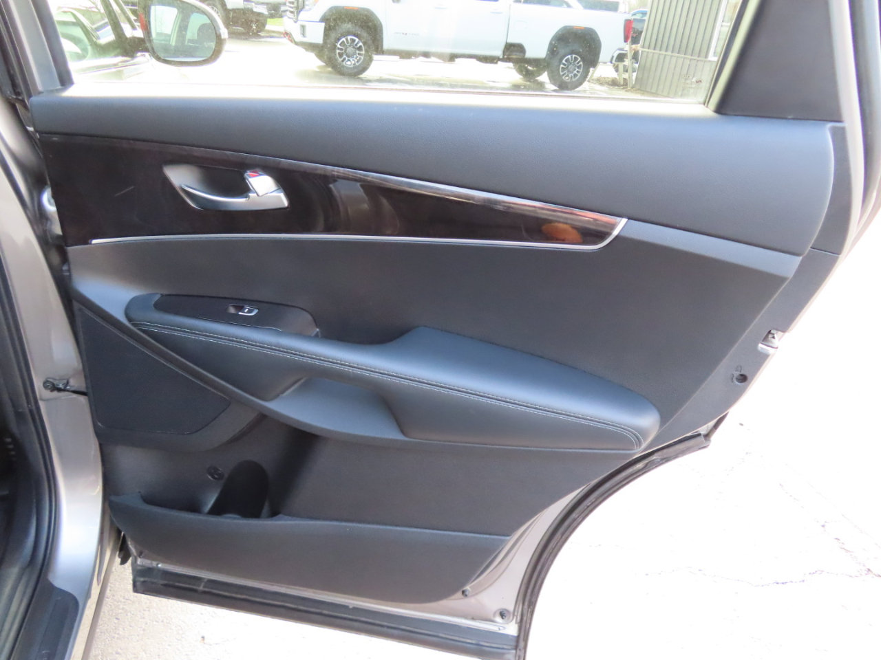 Used 2017 Kia Sorento LX w/ LX Convenience Package image 41