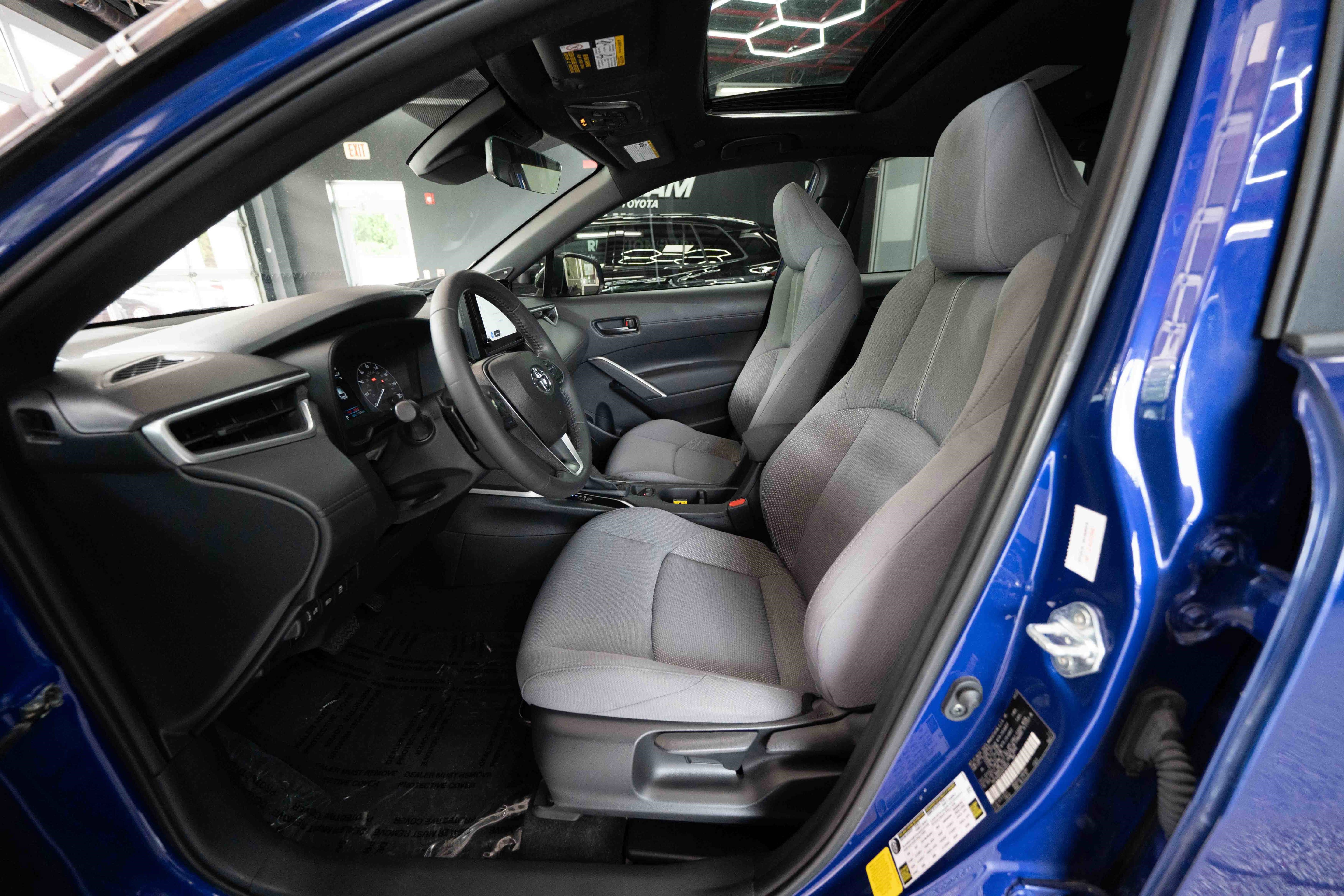 Used 2024 Toyota Corolla Cross AWD Hybrid w/ Moonroof Package image 9
