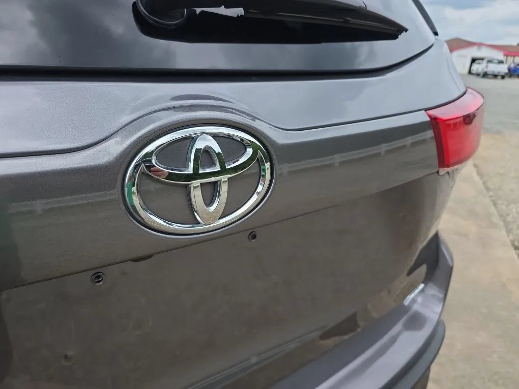 Used 2019 Toyota Highlander LE AWD/4WD image 10