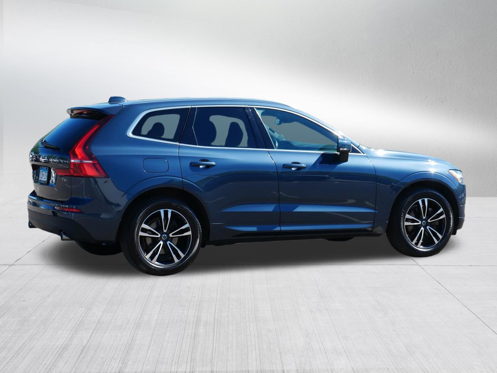 Used 2018 Volvo XC60 T6 Momentum w/ Vision Package AWD/4WD image 6