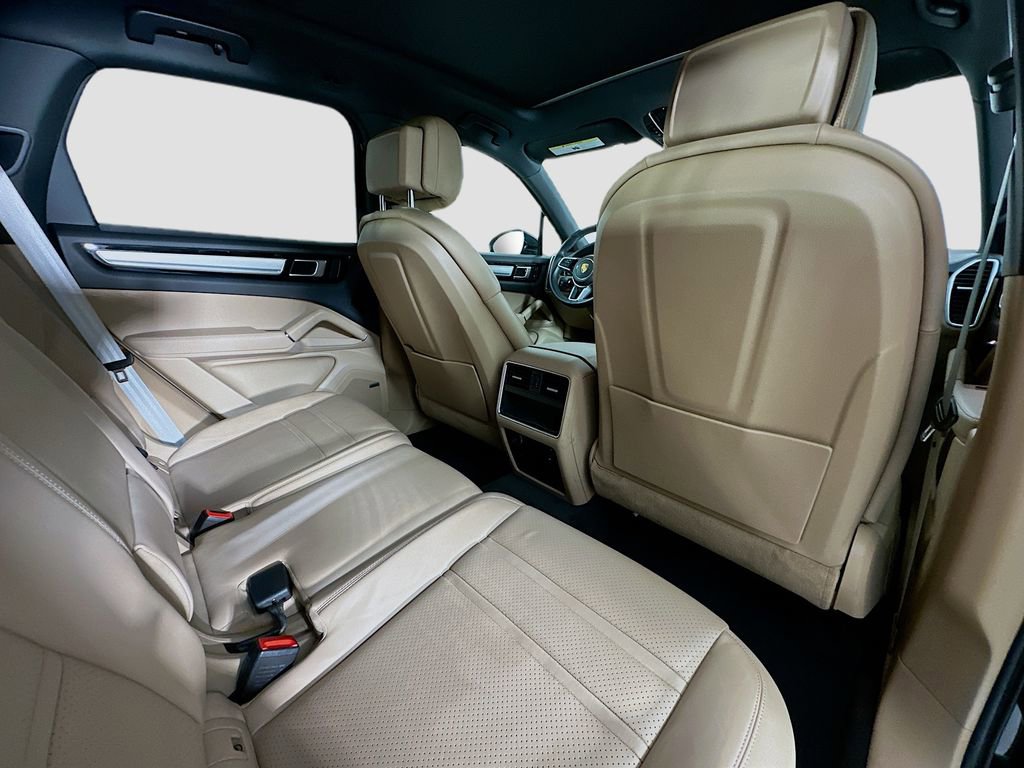 Certified 2022 Porsche Cayenne Platinum Edition image 30