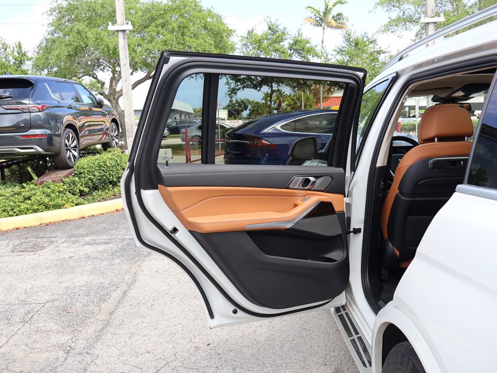 Used 2023 BMW X7 xDrive40i w/ Executive Package image 31