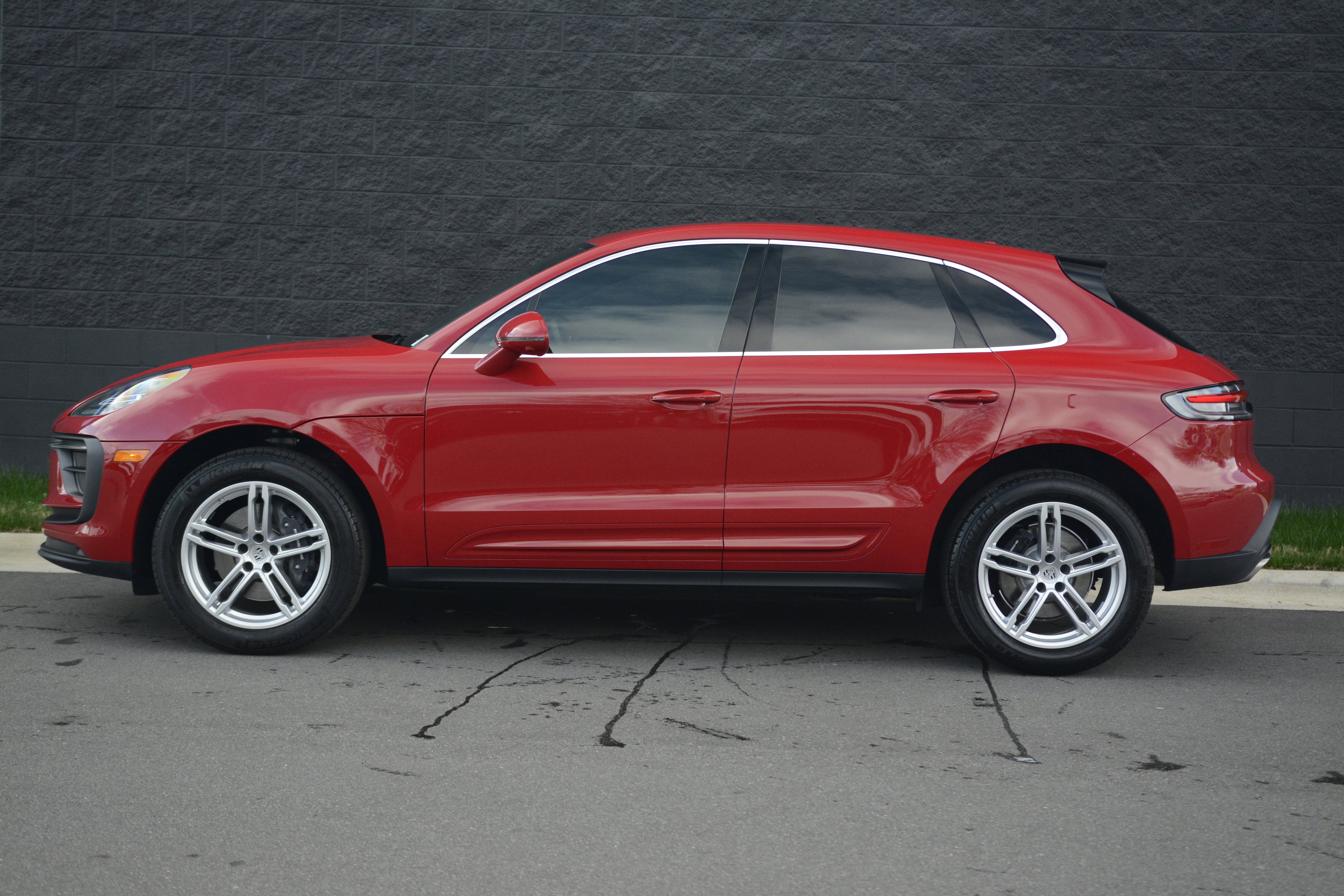 Certified 2025 Porsche Macan image 2