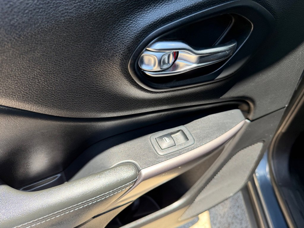 Used 2019 Jeep Cherokee Latitude Plus FWD image 27