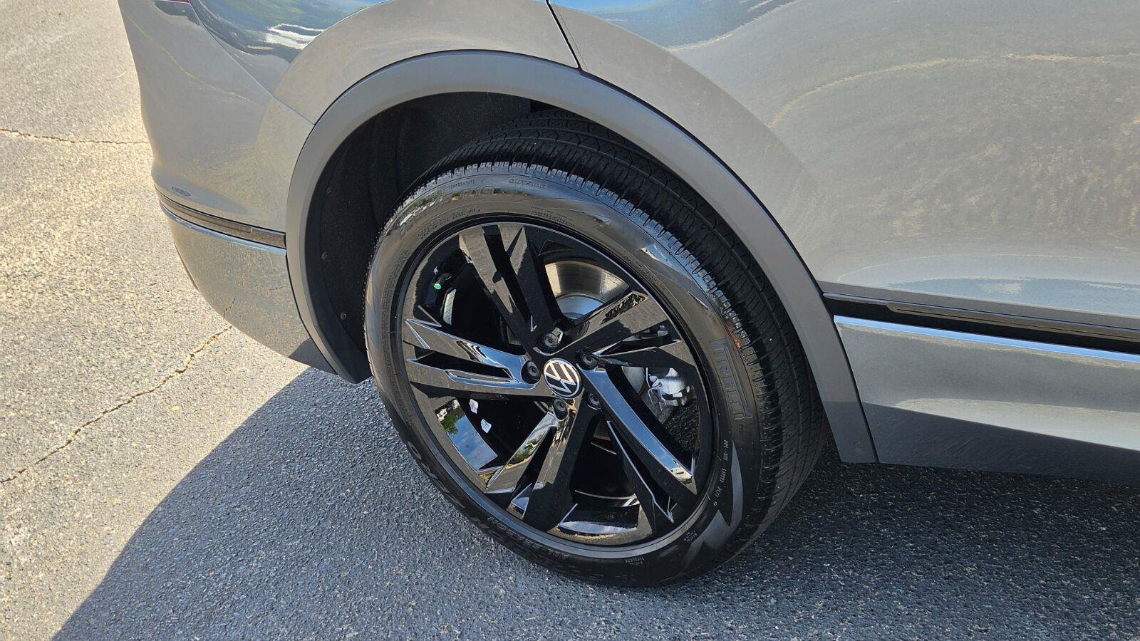 Used 2023 Volkswagen Tiguan SE R-Line AWD/4WD image 15