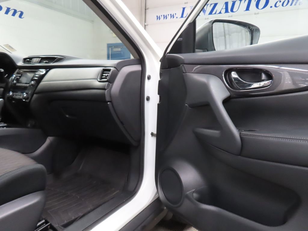 Used 2017 Nissan Rogue SV AWD/4WD image 21