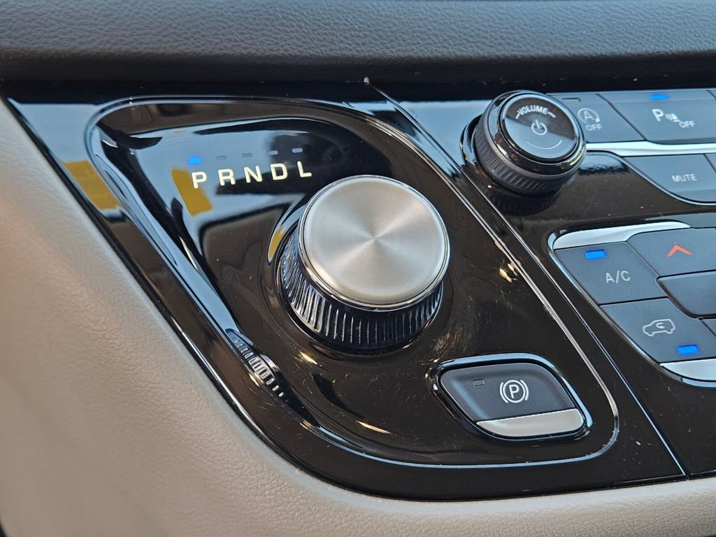 Used 2024 Chrysler Pacifica Touring-L FWD image 27