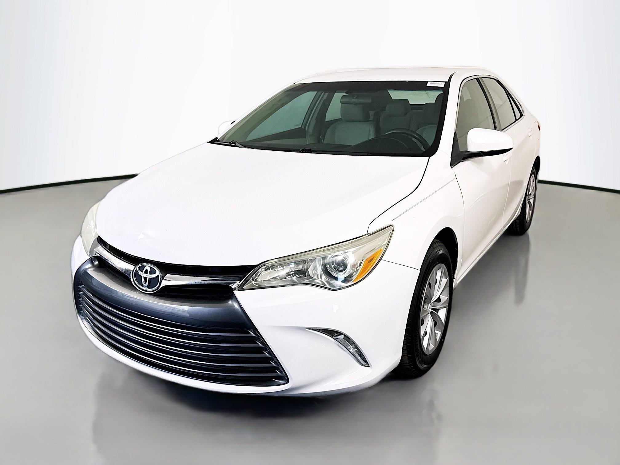 Used 2016 Toyota Camry LE image 4