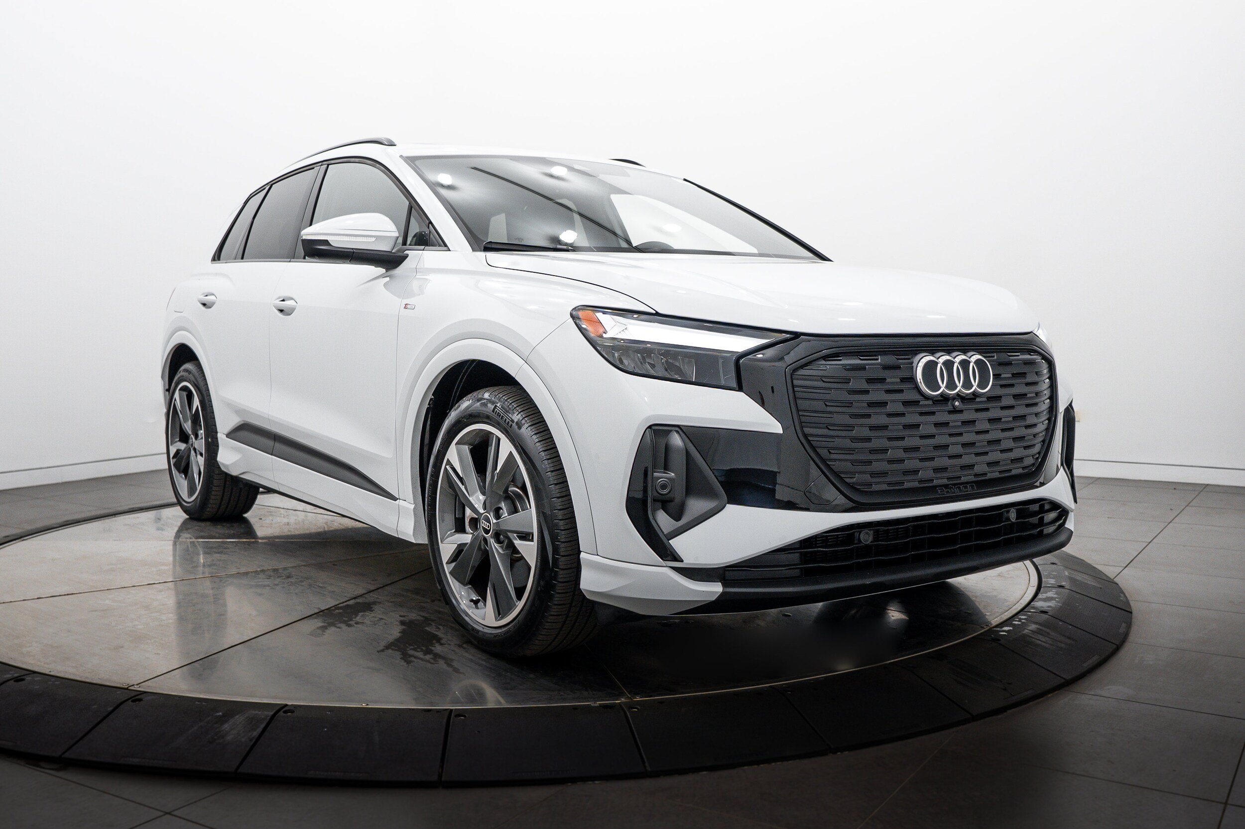 Used 2025 Audi Q4 e-tron Premium Plus w/ Premium Plus AWD/4WD image 2
