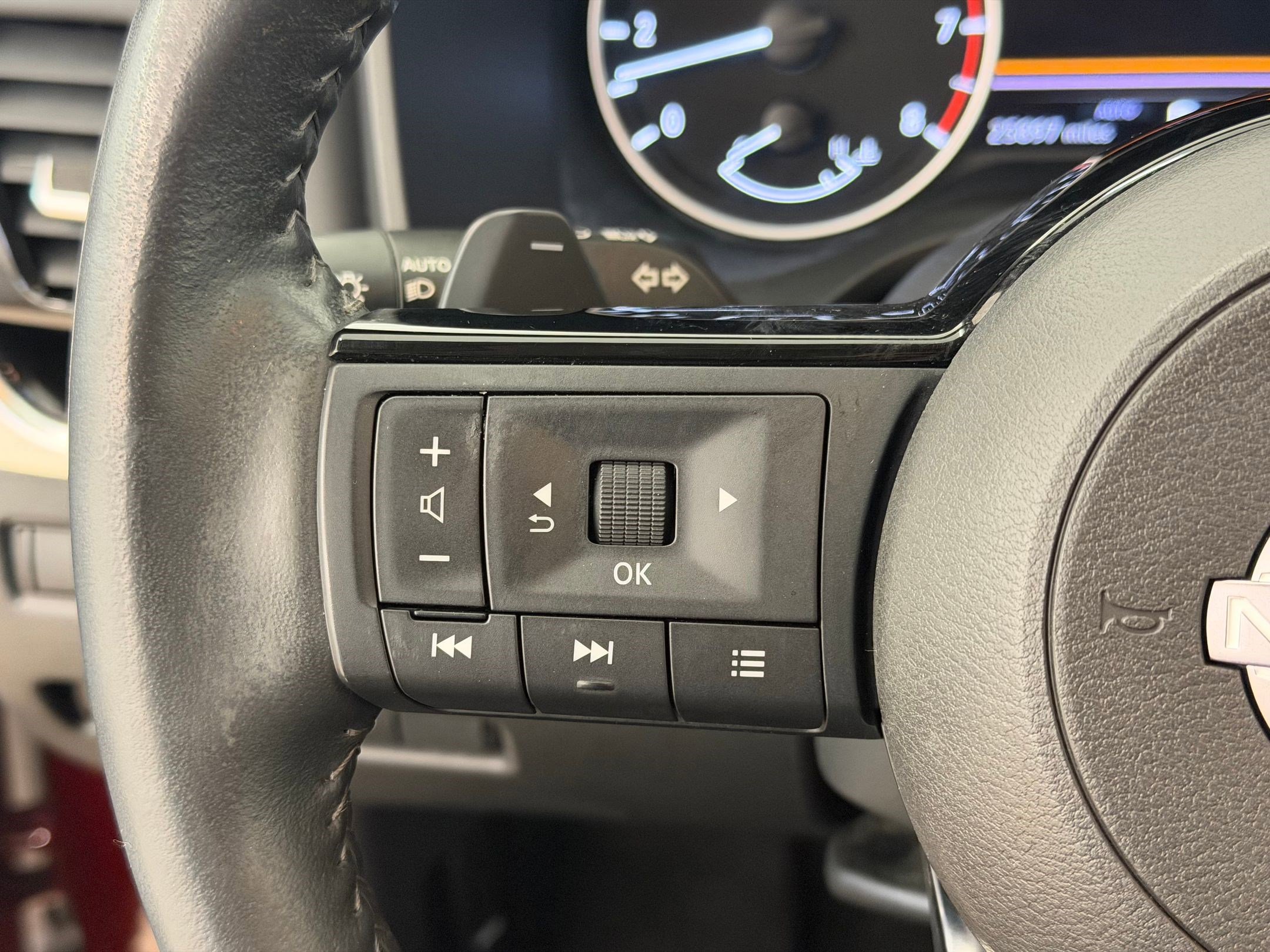 Used 2023 Nissan Rogue SL w/ SL Premium Package image 17