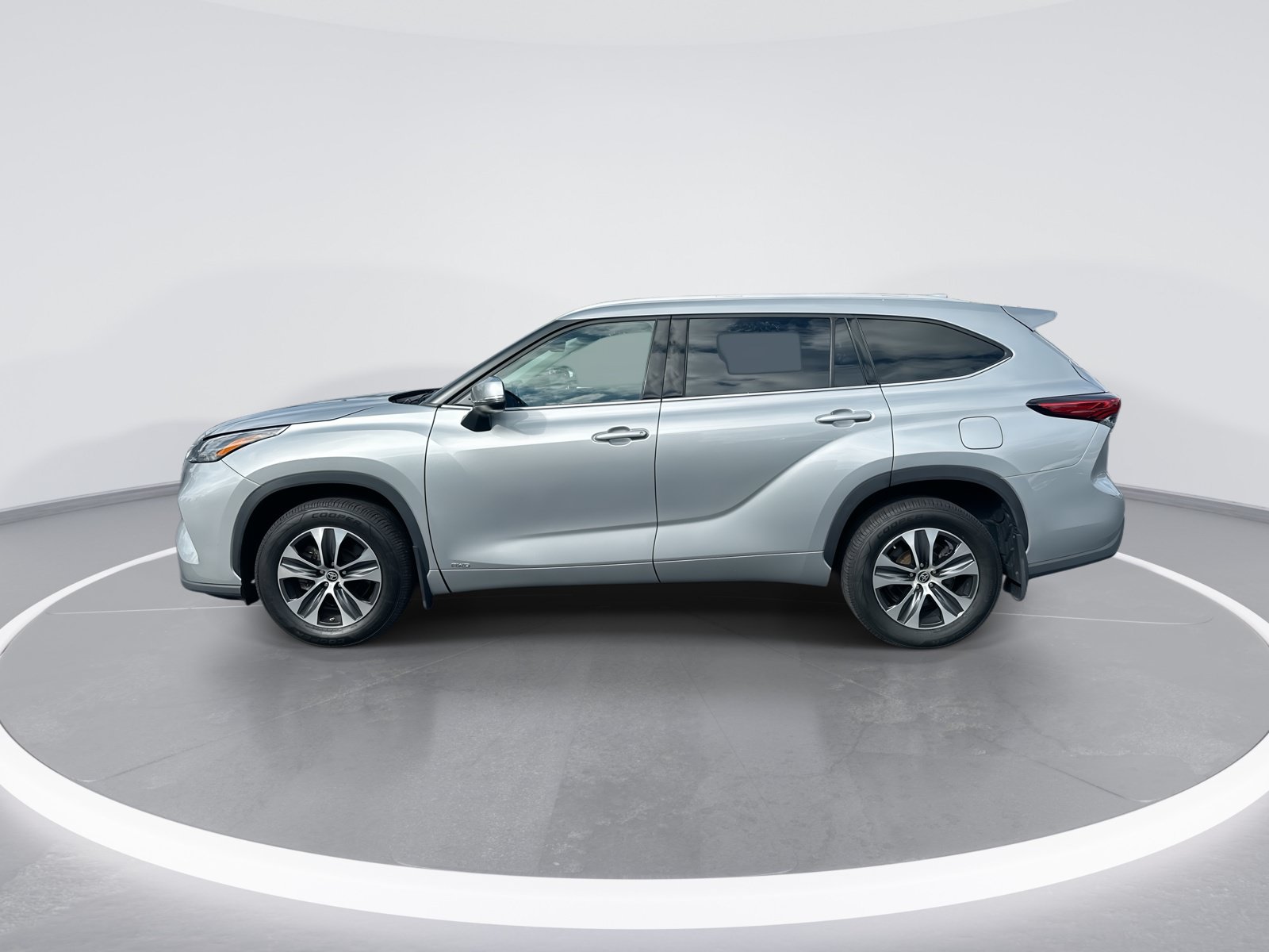 Used 2022 Toyota Highlander XLE AWD/4WD image 6