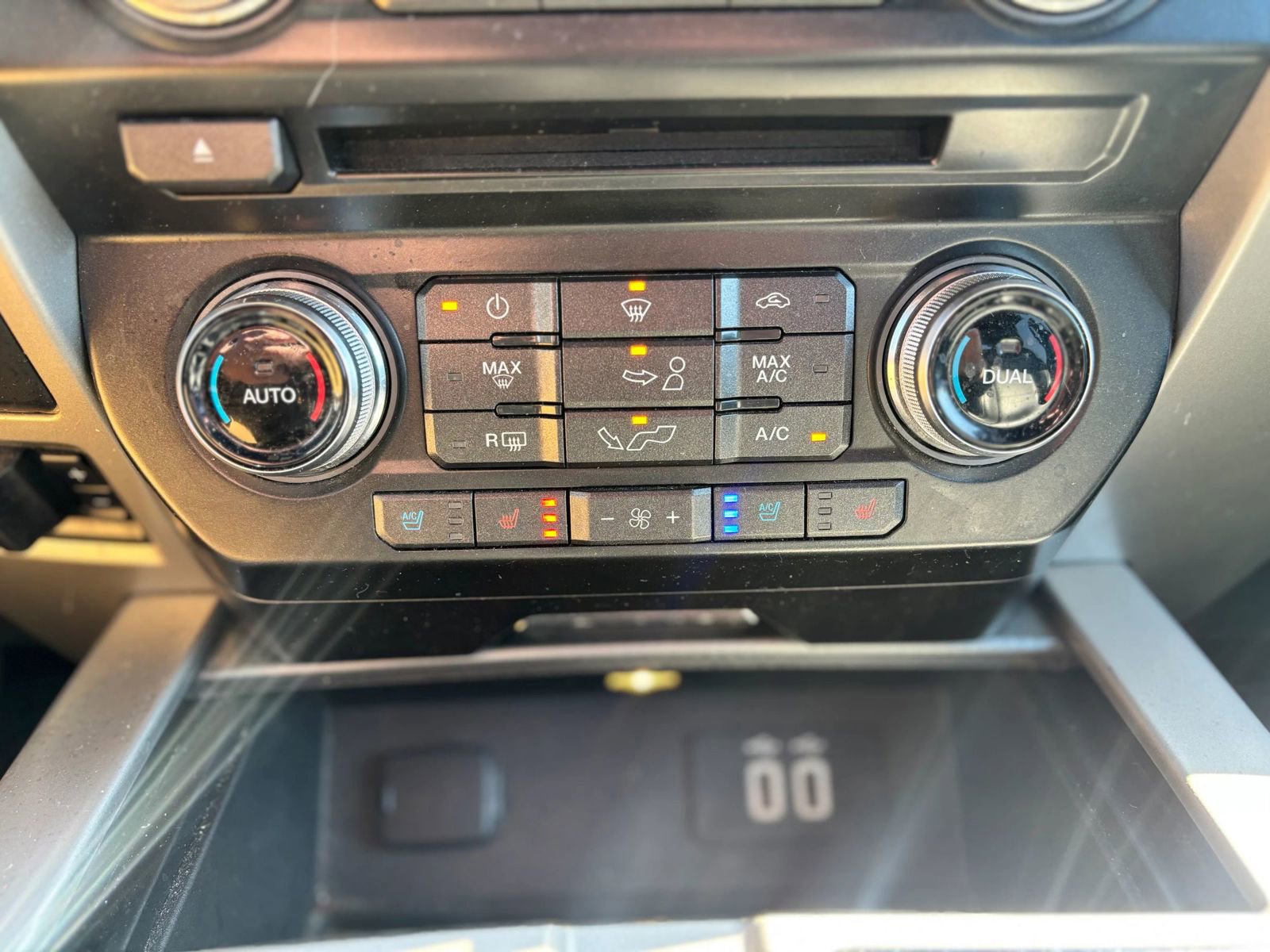 Used 2016 Ford F150 Lariat w/ Equipment Group 502A Luxury AWD/4WD image 23