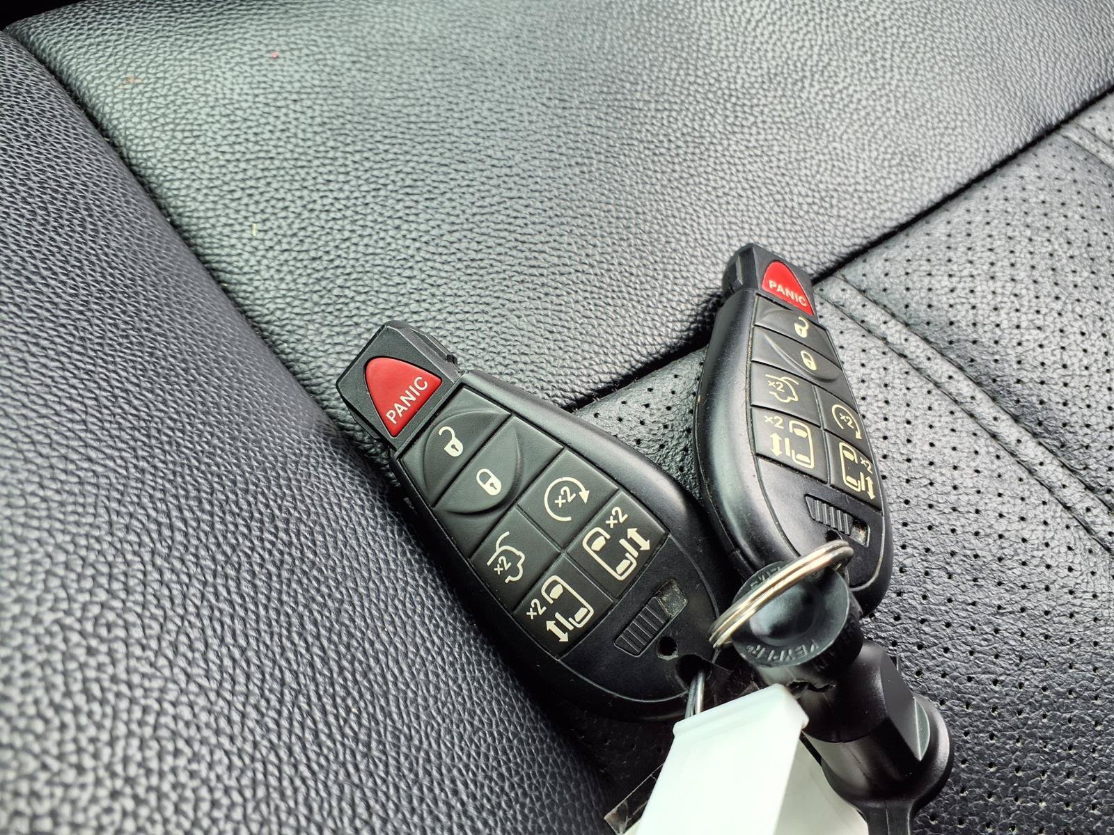Used 2015 Chrysler Town & Country Touring-L w/ Driver Convenience Group FWD image 18