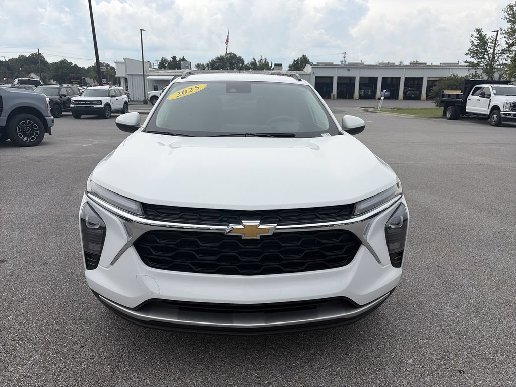Used 2025 Chevrolet Trax LT FWD image 10