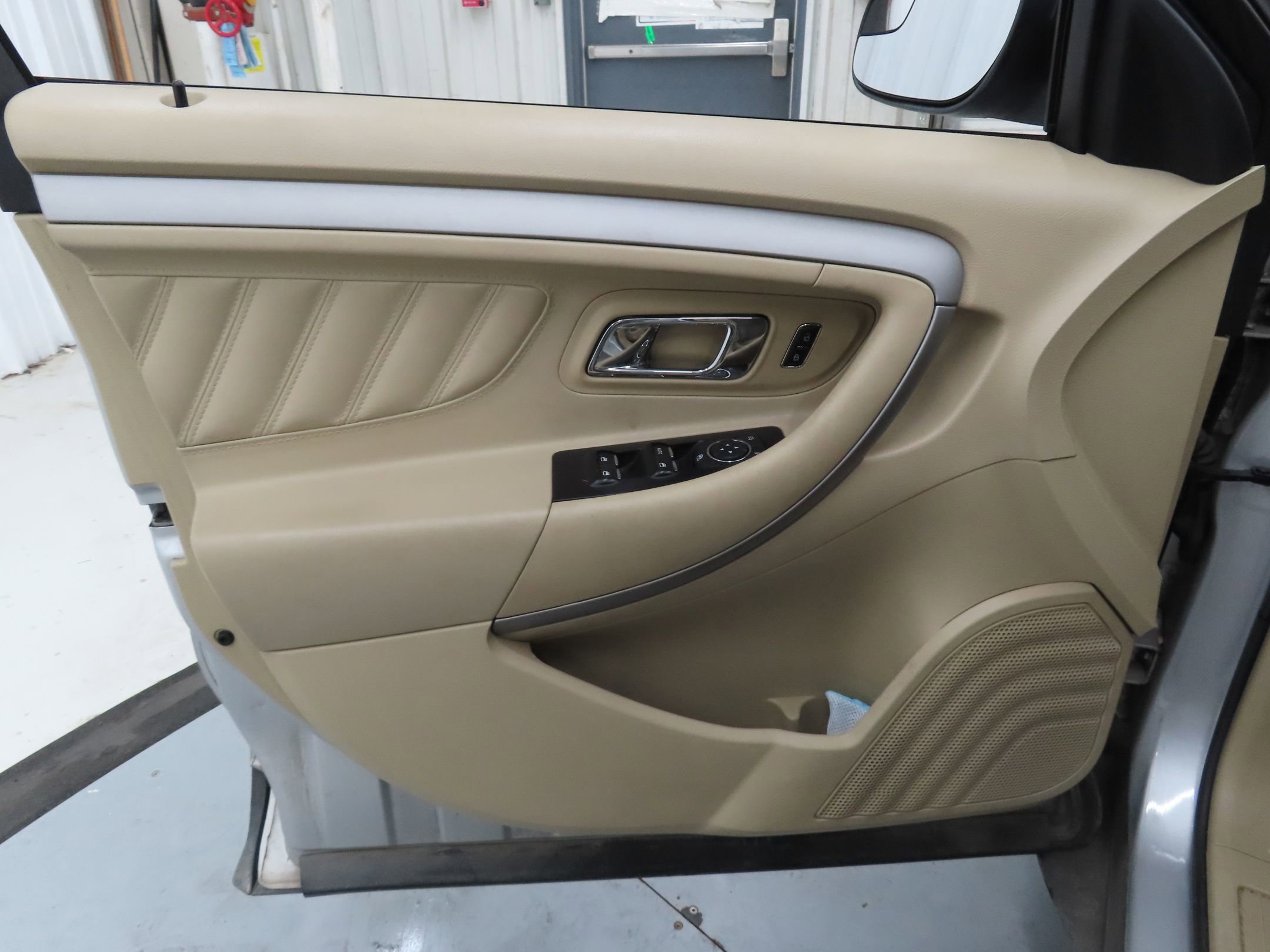 Used 2016 Ford Taurus SE FWD image 9
