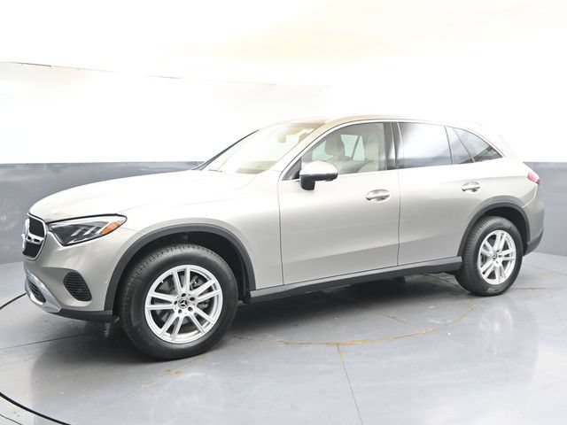 Used 2023 Mercedes-Benz GLC 300 4MATIC image 2