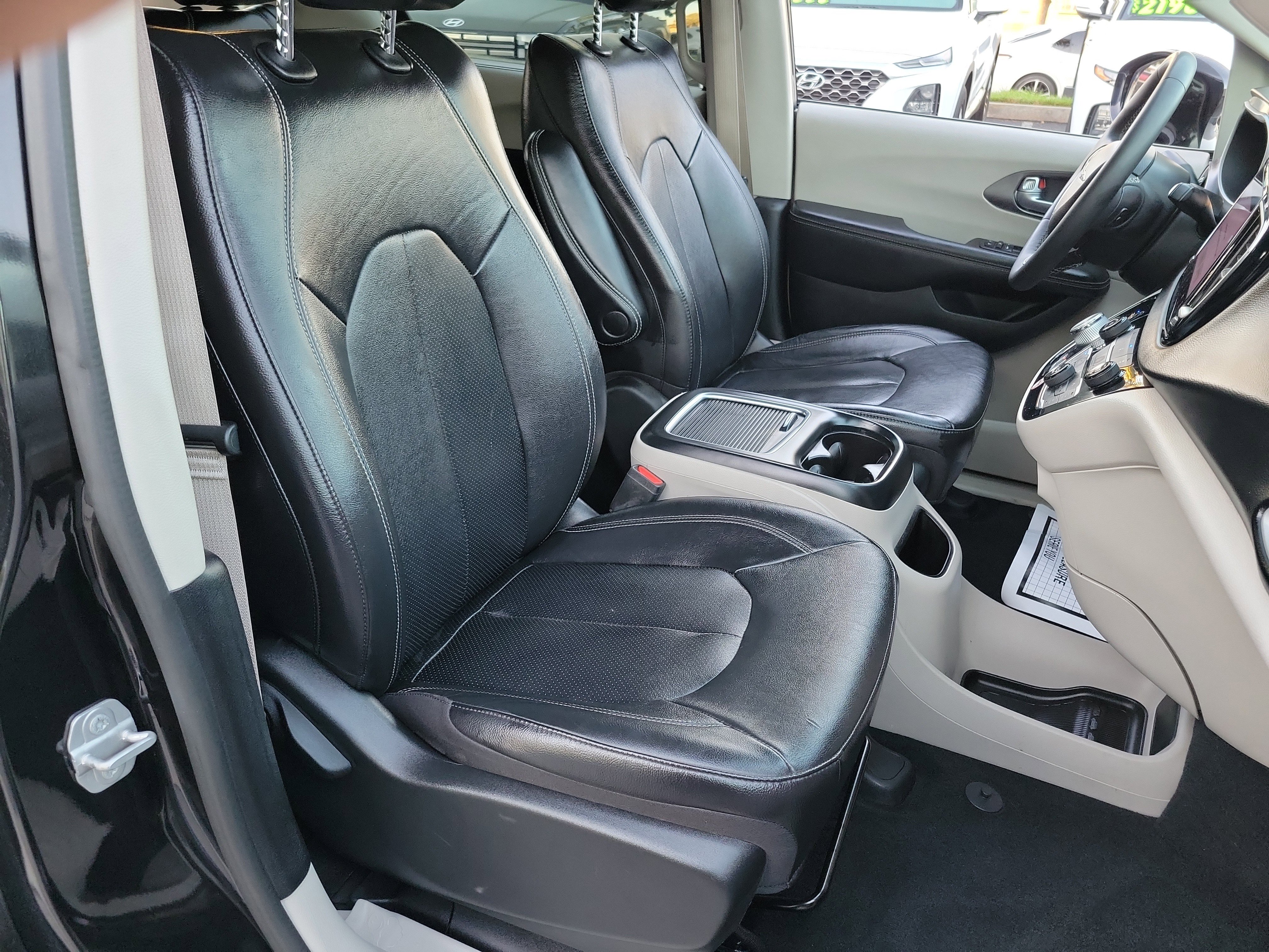 Used 2022 Chrysler Pacifica Touring-L image 18