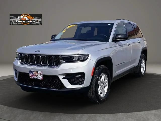 Used 2024 Jeep Grand Cherokee Laredo RWD image 3