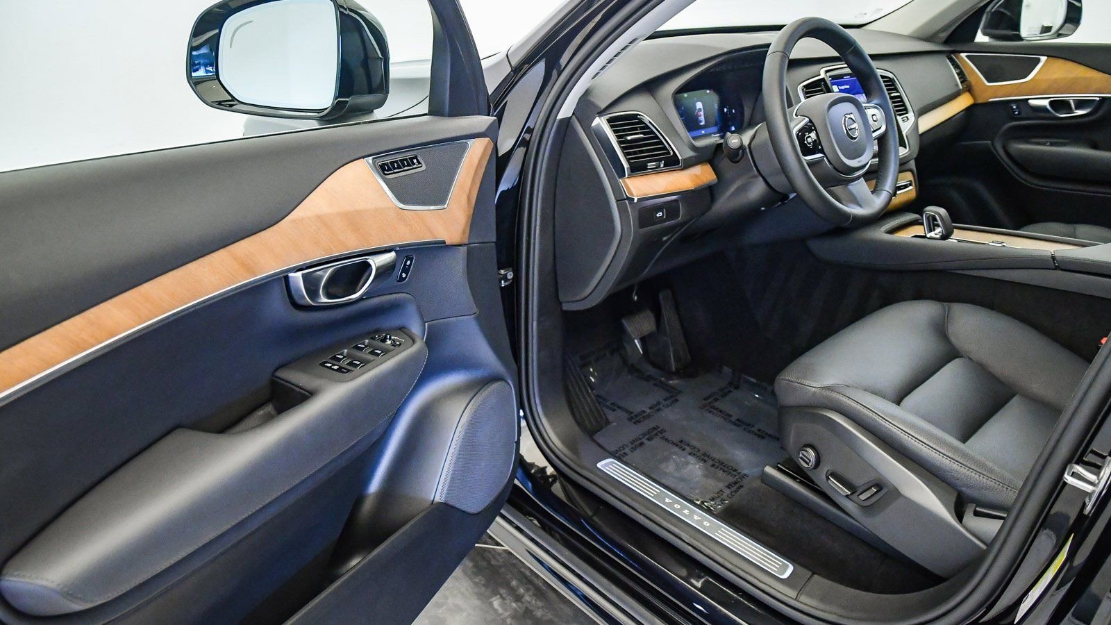 Certified 2025 Volvo XC90 B6 Ultra image 22