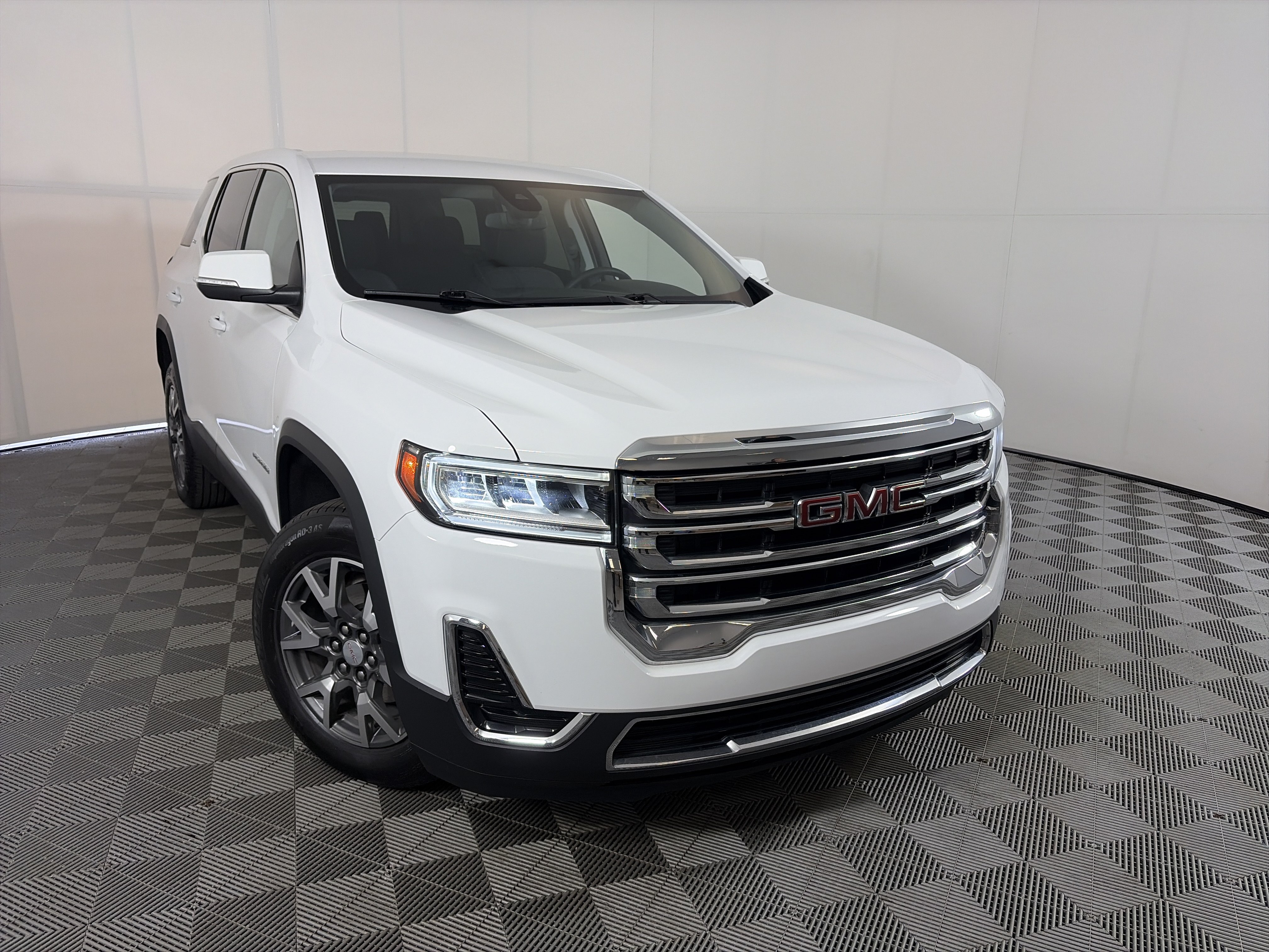 Used 2023 GMC Acadia SLE FWD image 1
