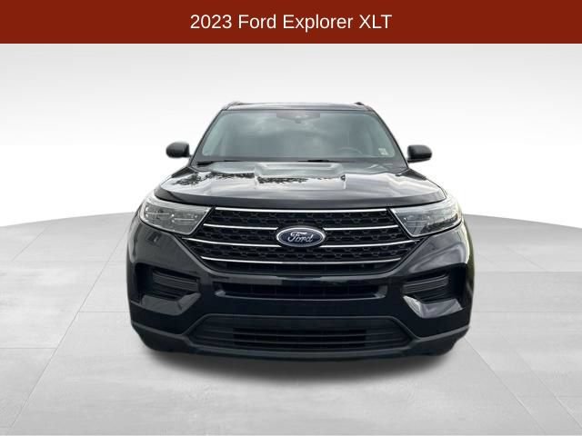 Used 2023 Ford Explorer XLT AWD/4WD image 2