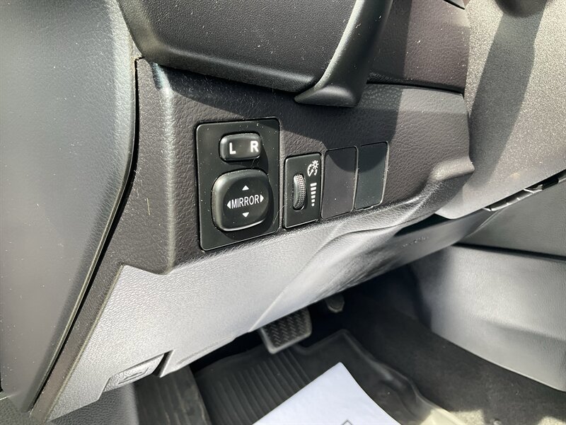 Used 2018 Toyota Corolla SE w/ SE Premium Package FWD image 24
