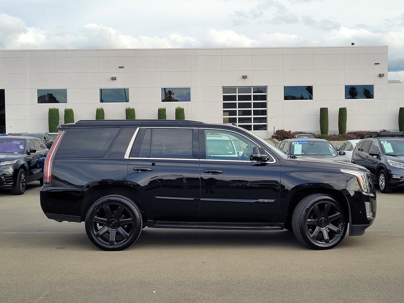 Used 2019 Cadillac Escalade Luxury image 3